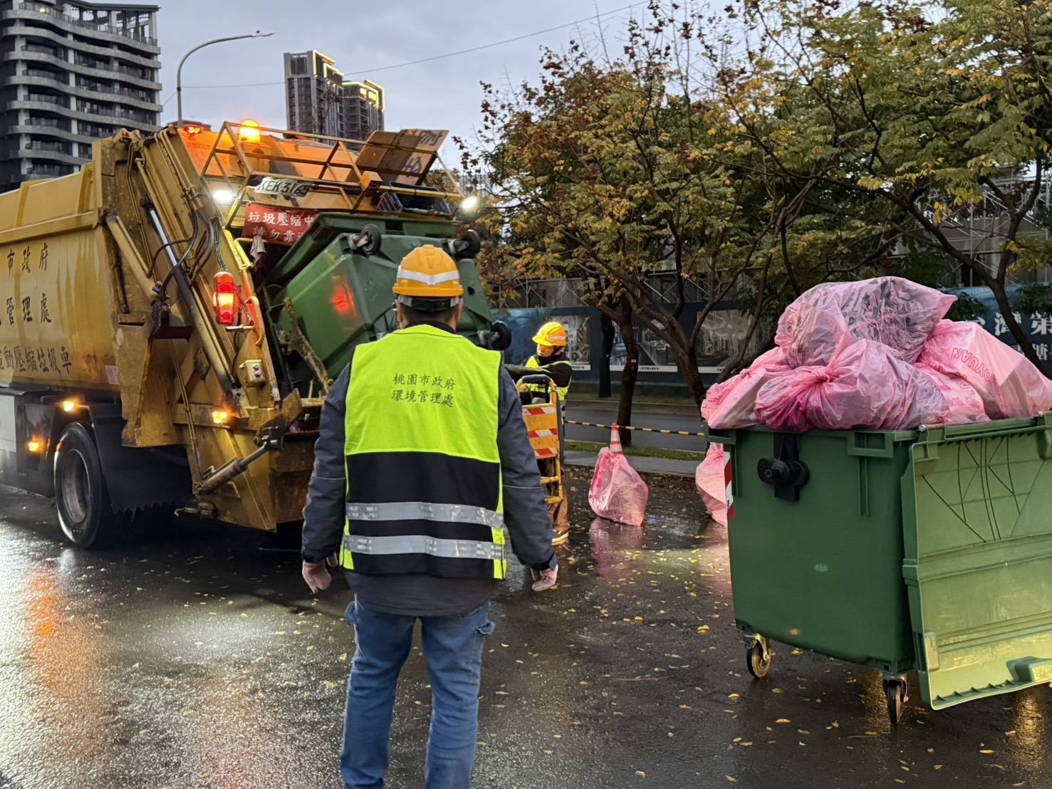 專用垃圾袋正式上路 2026桃園跨年晚會散場 環保局徹夜清運減量成效良好 (3).jpg
